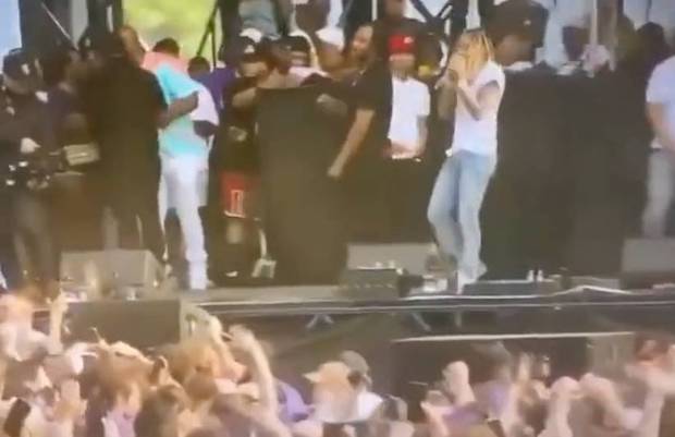 หวิดตาบอด!! แร็ปเปอร์ ‘Lil Durk’ พลุไฟพุ่งใส่หน้ากลางโชว์ Lollapalooza