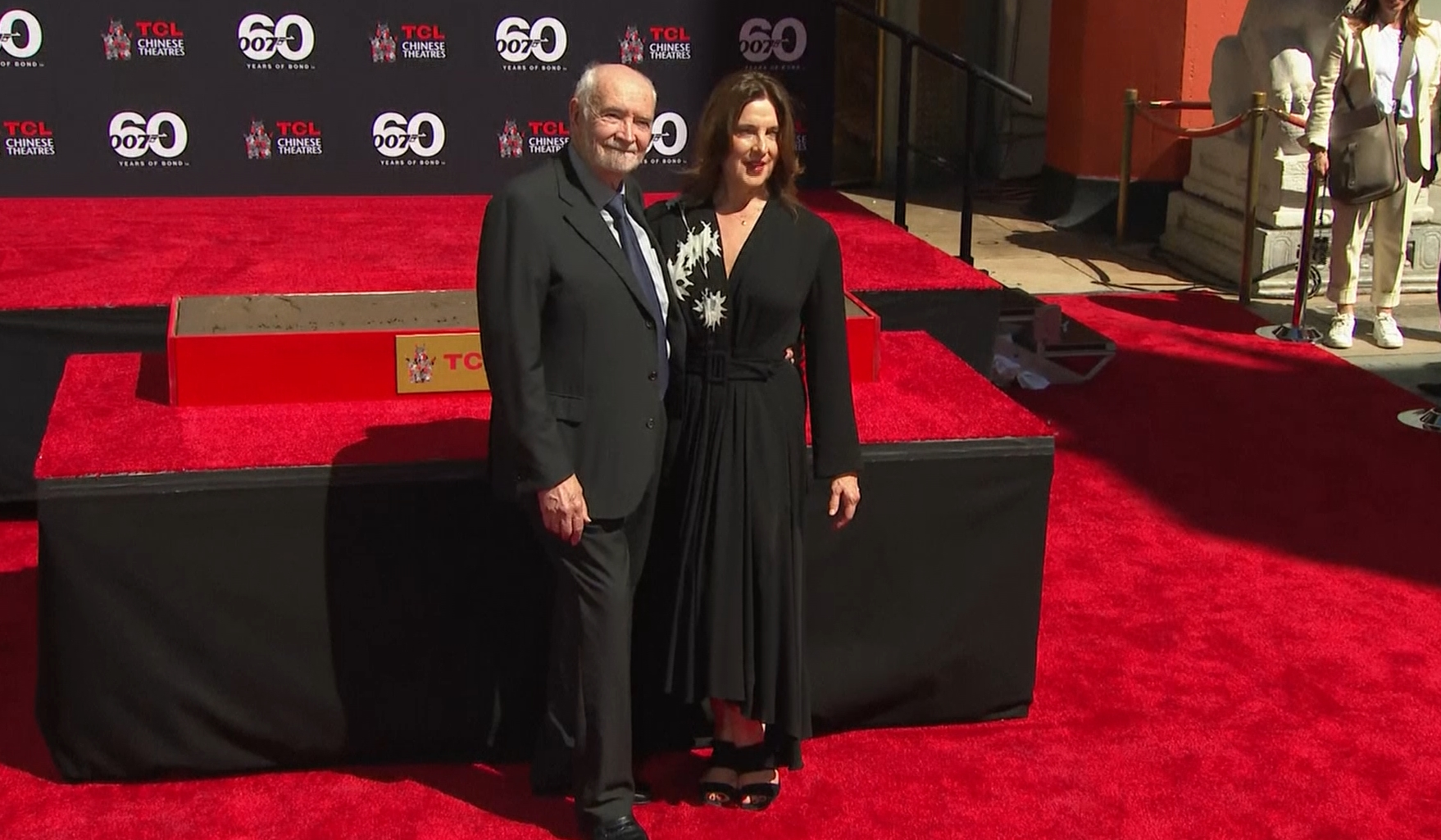 โปรดิวเซอร์แฟรนไชส์ “James Bond” ประทับรอยมือที่ “TCL Chinese Theatre”