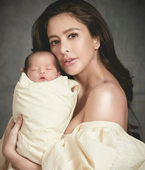 เปิดภาพ ศรีริต้า เจนเซ่น อุ้มลูกชายถ่ายภาพครอบครัว