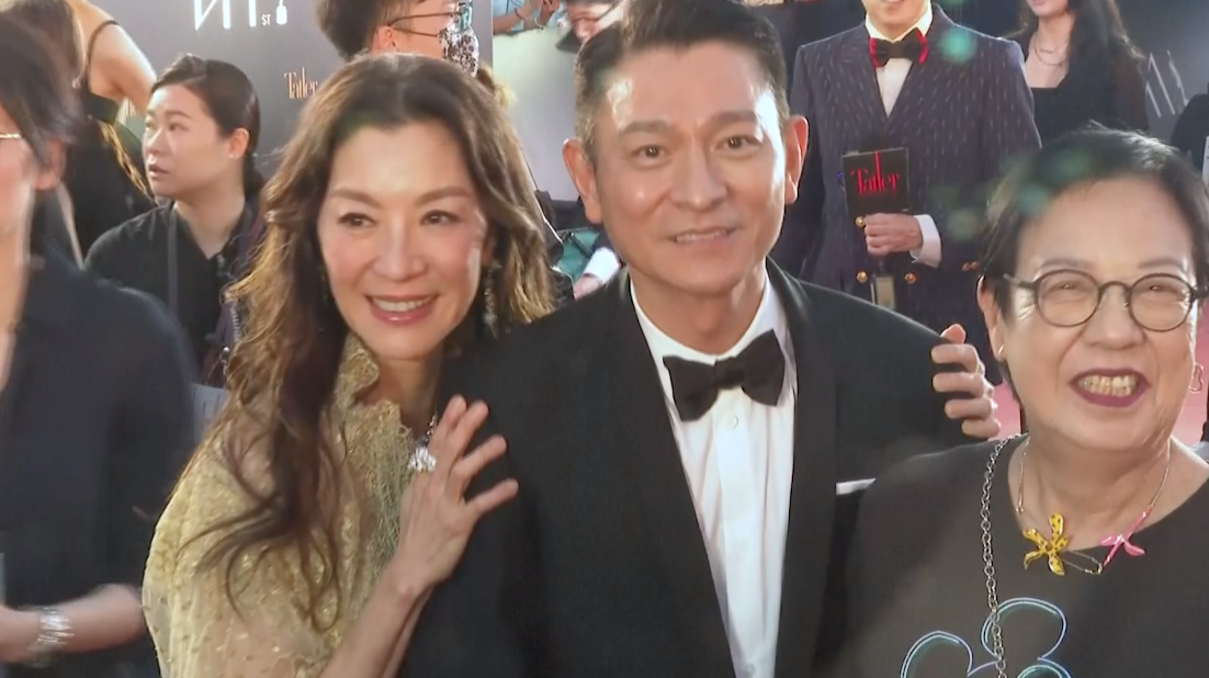 ช็อตหายาก!! ‘หลิวเต๋อหัว - มิเชล โหย่ว’ กระทบไหล่ ที่งาน Hong Kong Film Awards