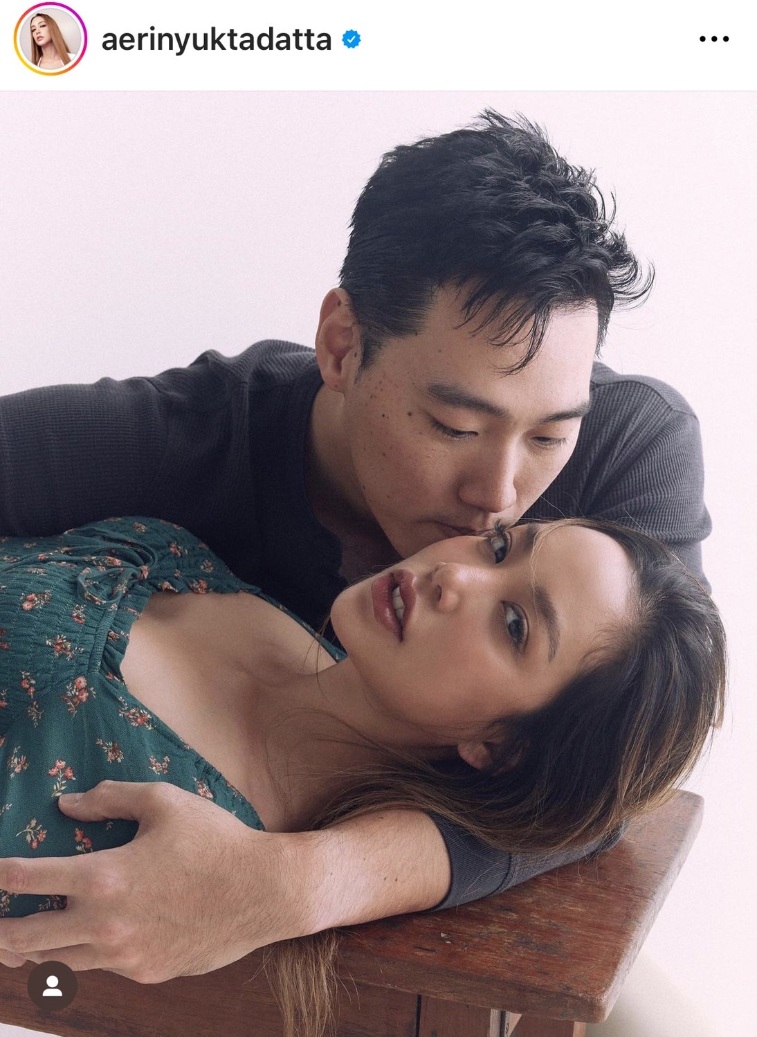 ตั๊ก บงกช ร่วมยินดีโพสต์การ์ดแต่งงาน แอริน-เบญ