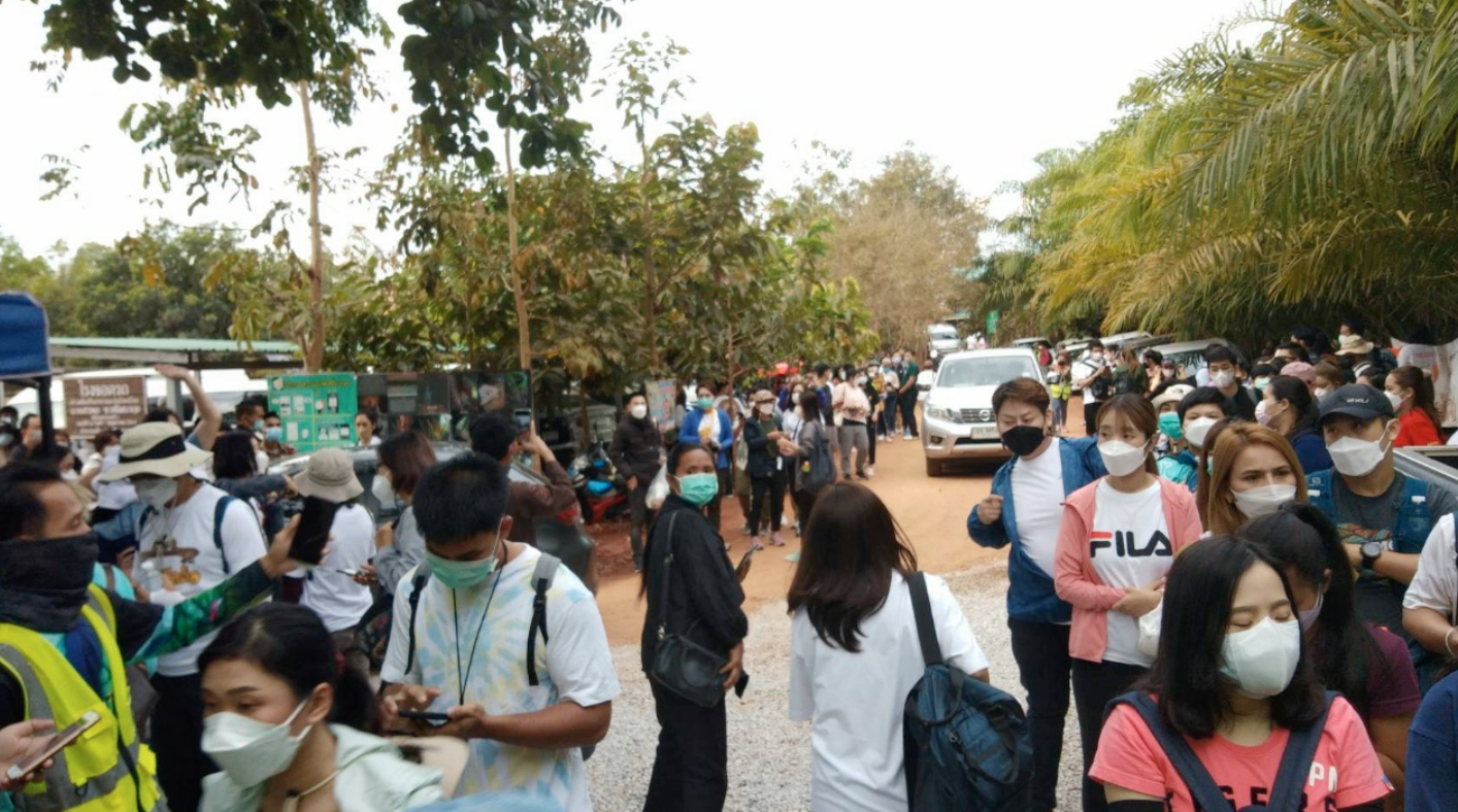 นักท่องเที่ยวแห่ชมถ้ำนาคา ติดค้างบนภูลังกานับพัน จนท.เร่งช่วยเหลือ