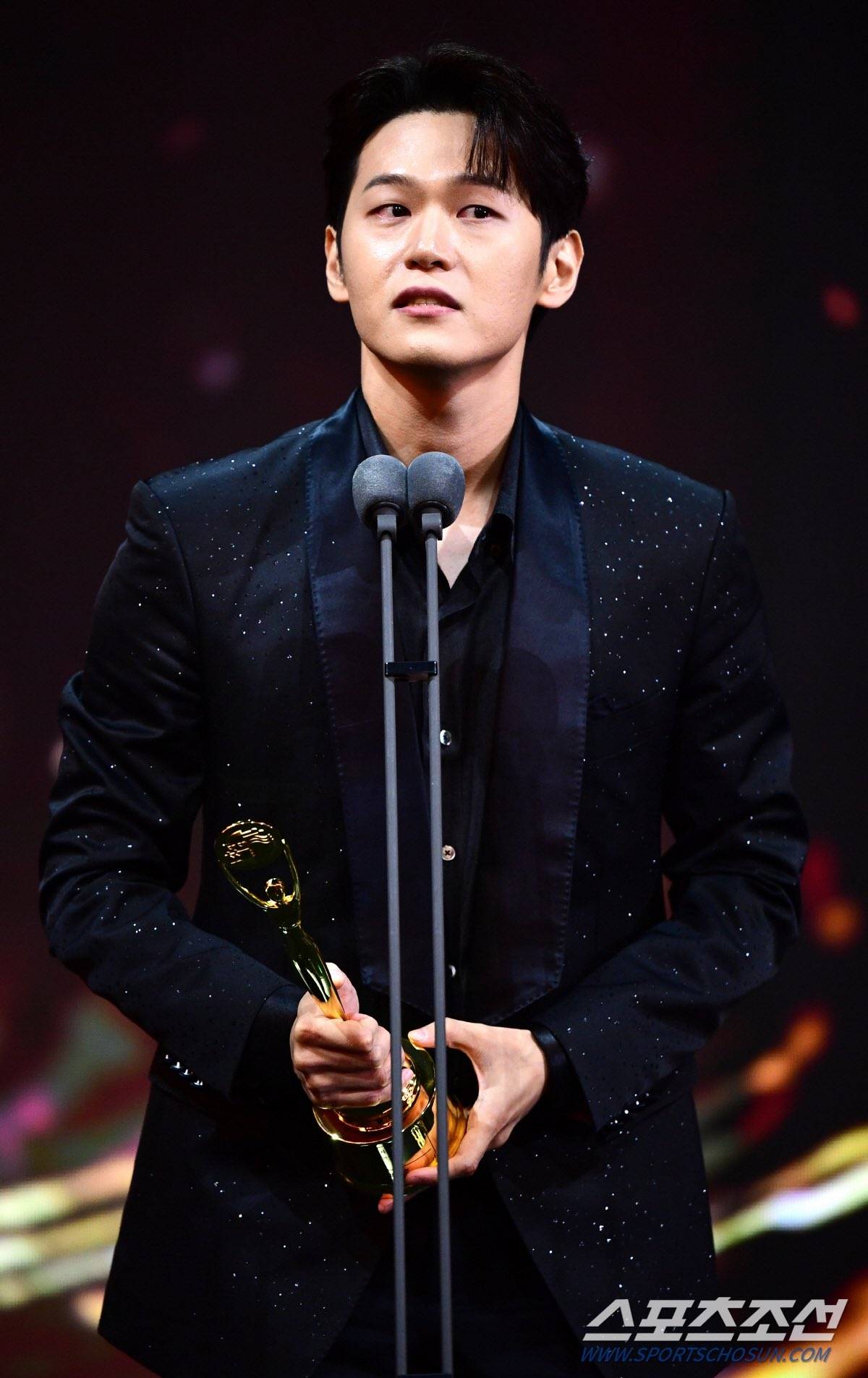ซีรีส์คุณภาพ D.P., อีจองแจ, คิมโกอึน คว้ารางวัลใหญ่งาน Blue Dragon Series Awards ปีแรก