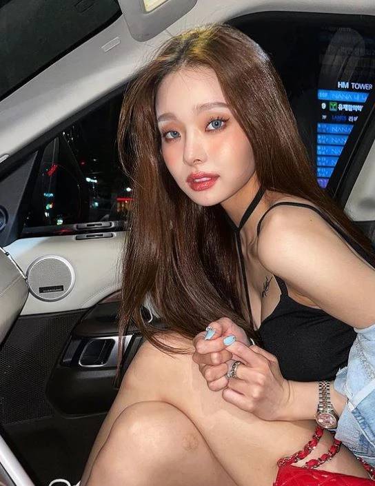 นักข่าวและคนในวงการแฟชั่นชี้ ซงจีอา จงใจใช้สินค้าแบรนด์เนมเพื่อแสดงให้เห็นถึงสถานะทางสังคม นักข่าวและคนในวงการแฟชั่นชี้ ซงจีอา จงใจใช้สินค้าแบรนด์เนมเพื่อแสดงให้เห็นถึงสถานะทางสังคม