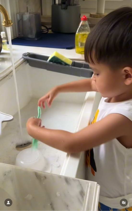 ชาวเน็ตแห่ชม ศรีริต้า-กรณ์ สอนลูกดีมาก น้องกวิณท์ ล้างจานเองหลังทานข้าว ชาวเน็ตแห่ชม ศรีริต้า-กรณ์ สอนลูกดีมาก น้องกวิณท์ ล้างจานเองหลังทานข้าว