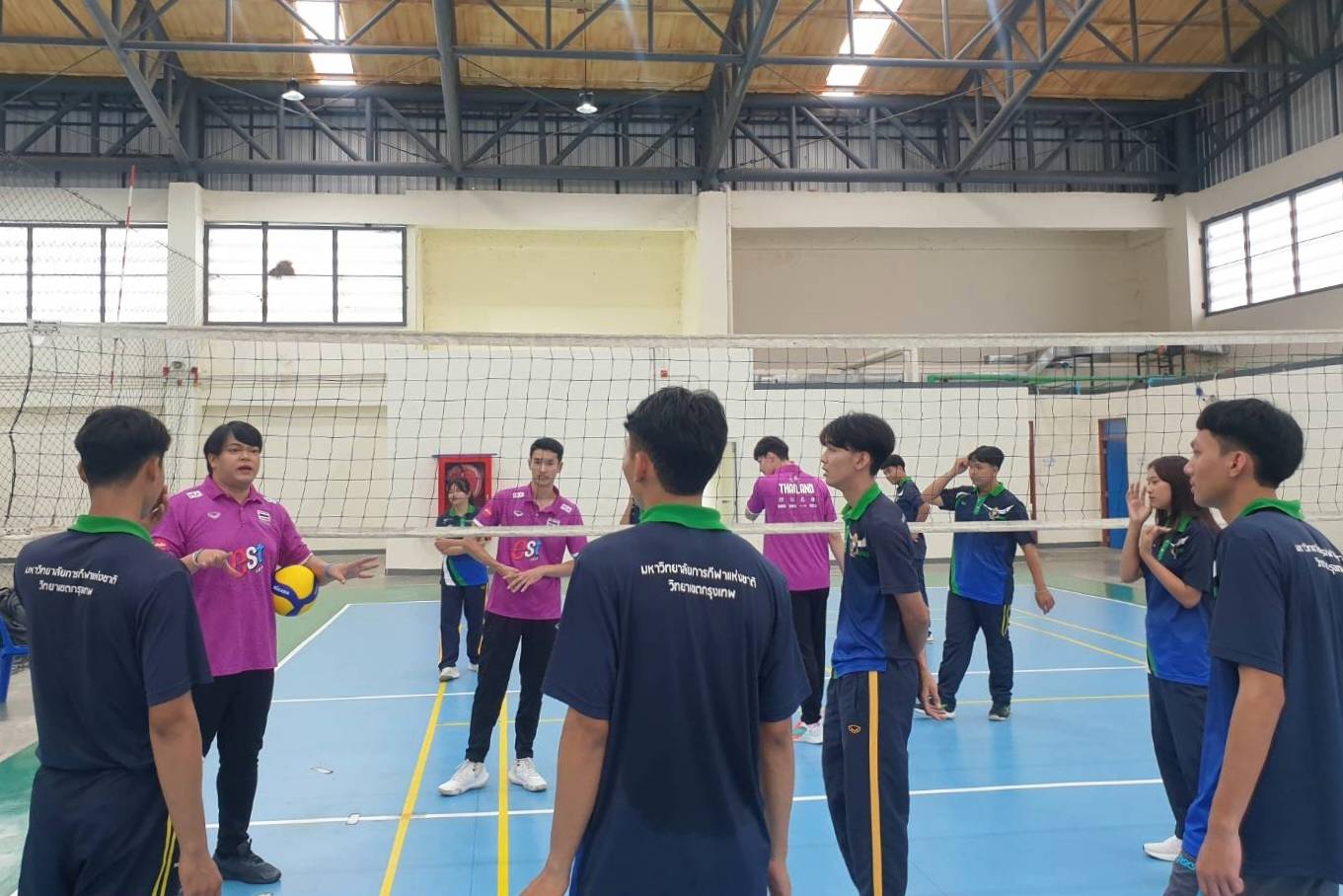 'โค้ชเอ็มม่า' พร้อม2ลูกทีมซีวีลีกร่วมให้ความรู้+ทักษะลูกยาง ที่ 'มกช.กรุงเทพ' 'โค้ชเอ็มม่า' พร้อม2ลูกทีมซีวีลีกร่วมให้ความรู้+ทักษะลูกยาง ที่ 'มกช.กรุงเทพ'