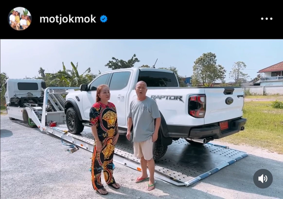 หม่ำ จ๊กมก อึ้ง เพชร สหรัตน์ ส่งรถป้ายแดงเป็นของขวัญปีใหม่ล่วงหน้า หม่ำ จ๊กมก อึ้ง เพชร สหรัตน์ ส่งรถป้ายแดงเป็นของขวัญปีใหม่ล่วงหน้า