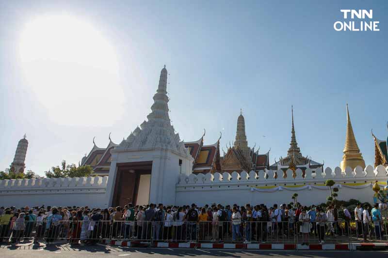 ปชช.แน่นหน้าวัดพระแก้ว สักการะ “พระแก้วมรกต” รับปี 2567