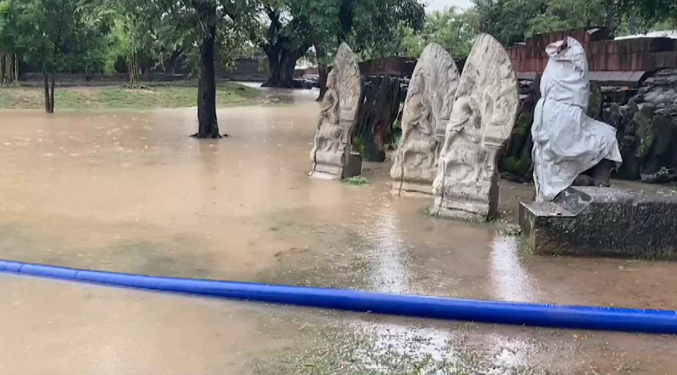 ‘พายุโนรู’เติมลำน้ำมูล ทะลักท่วมปราสาทหินพิมาย-บ้านปชช.ริมน้ำ ‘พายุโนรู’เติมลำน้ำมูล ทะลักท่วมปราสาทหินพิมาย-บ้านปชช.ริมน้ำ