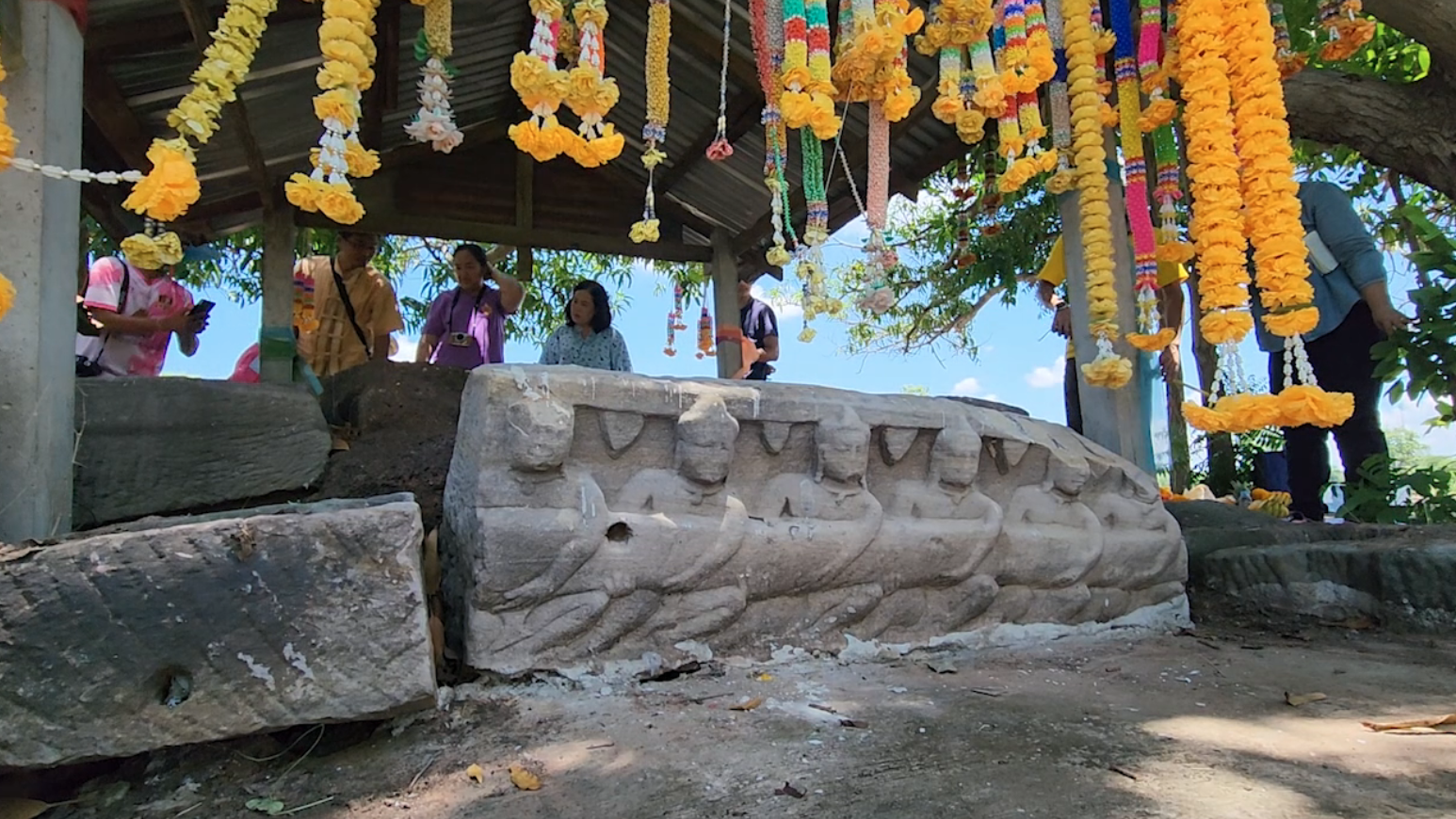 ฮือฮา!ขอนแก่นพบโบราณสถานขนาดใหญ่กลางทุ่งนา อายุกว่า 900 ปี 