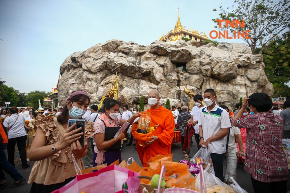 วันออกพรรษา 2565 เปิดประวัติความเป็นมา พิธีตักบาตรเทโวในภาคต่างๆ