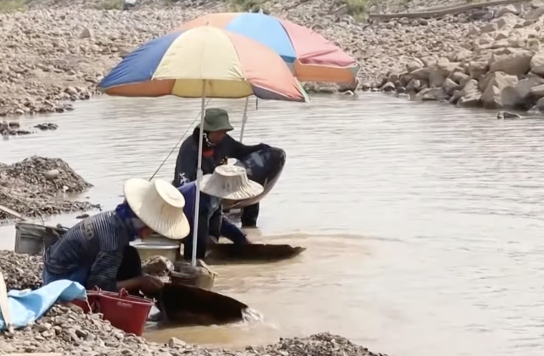 เที่ยวชมวิถีท้องถิ่น ร่อนคำริมโขง อาชีพเก่าแก่หน้าแล้ง เที่ยวชมวิถีท้องถิ่น ร่อนคำริมโขง อาชีพเก่าแก่หน้าแล้ง