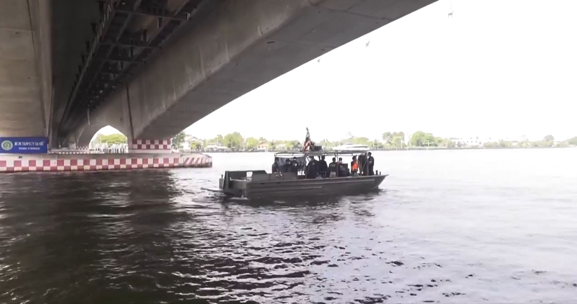 2 เพื่อนรัก โม อมีนา และ อะตอม สัมพันธภาพ เดินทางมารอ แตงโม ที่จุดเกิดเหตุ 2 เพื่อนรัก โม อมีนา และ อะตอม สัมพันธภาพ เดินทางมารอ แตงโม ที่จุดเกิดเหตุ