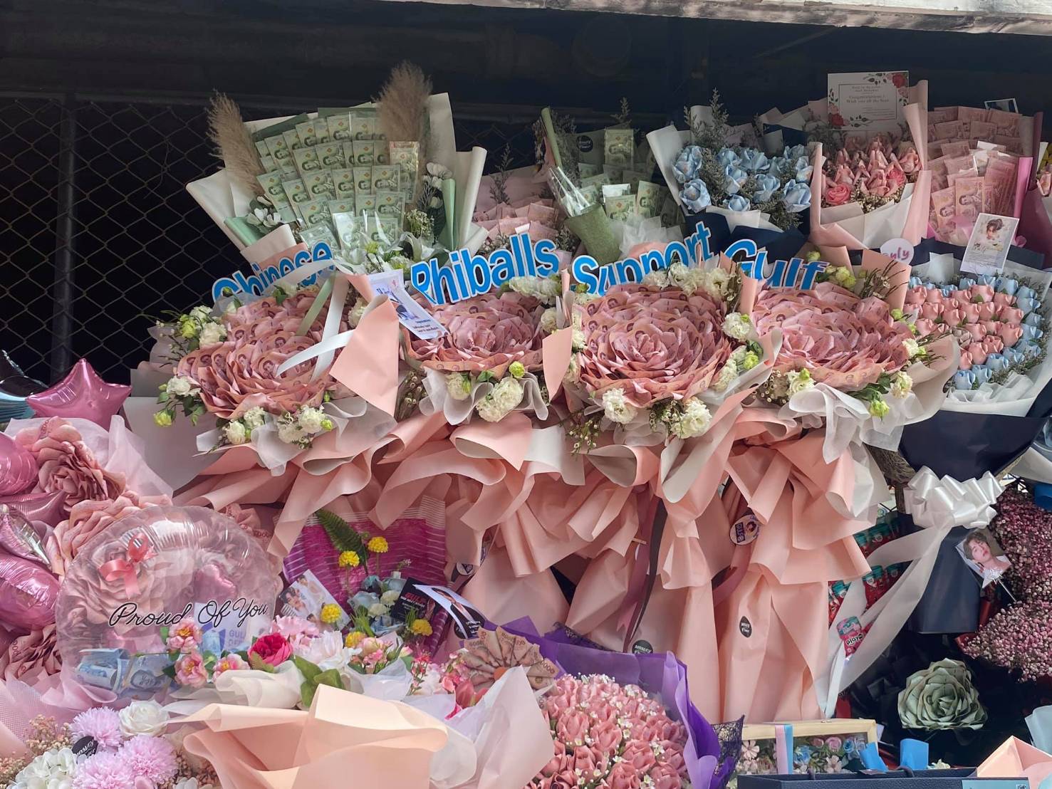 จัดหนัก! แฟนคลับหอบของเซอร์ไพรส์ต้อนรับ กลัฟ คณาวุฒิ หลังเซ็นสัญญาช่อง 3