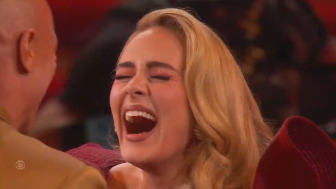 กลายเป็นไวรัล!! ภาพ 'อะเดล' สมหวังเจอ 'เดอะร็อค' ตัวจริง ที่งานประกาศรางวัลแกรมมี่