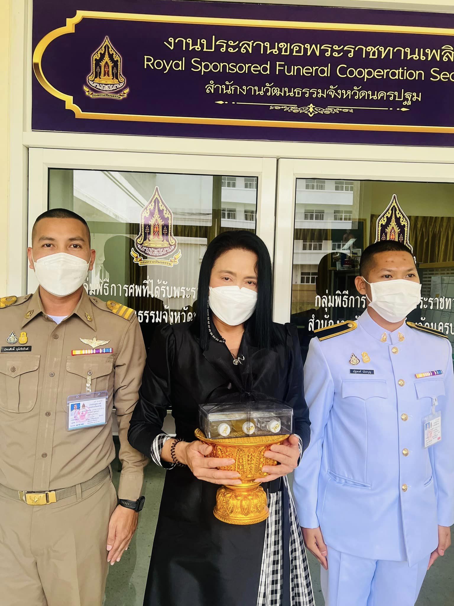 บรรยากาศพิธีรดน้ำศพ “ครูชลธี ธารทอง” ณ วัดไร่ขิง (มีคลิป) บรรยากาศพิธีรดน้ำศพ “ครูชลธี ธารทอง” ณ วัดไร่ขิง (มีคลิป)