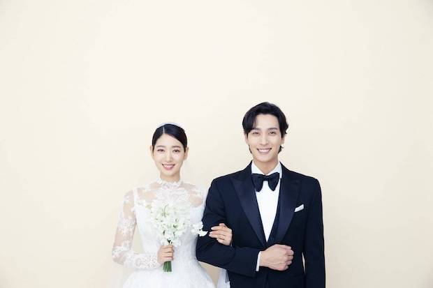 สวยยกกำลัง 4!! เปิดที่มาชุดวิวาห์ “พัคชินฮเย” สวยประทับใจในธีมแมกไม้