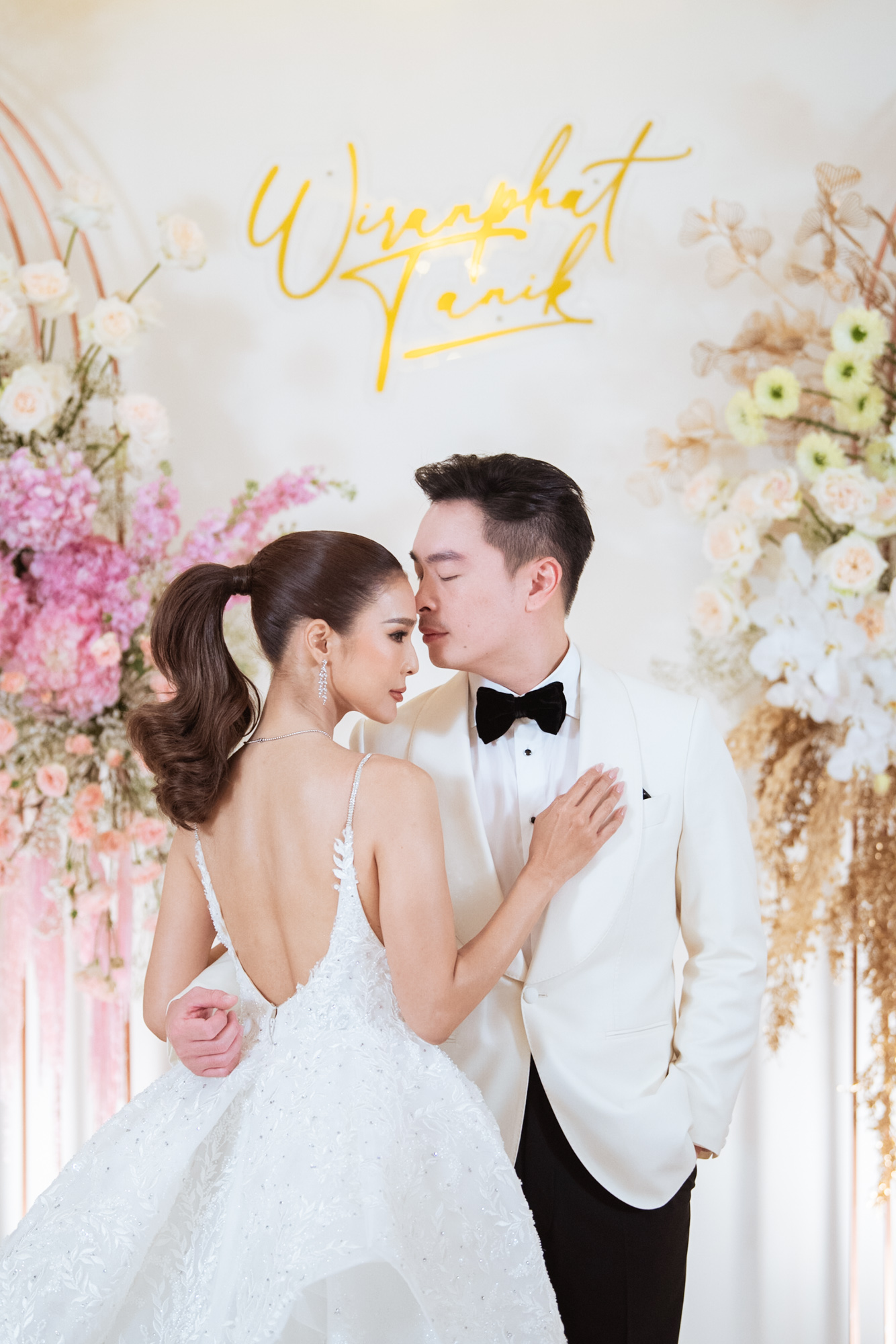 “ปาย สิตางค์-นิก ธนิก” เข้าพิธีวิวาห์หวานชื่น ให้คำมั่นอยู่เคียงกัน ลั่น ยังไม่พร้อมมีทายาท