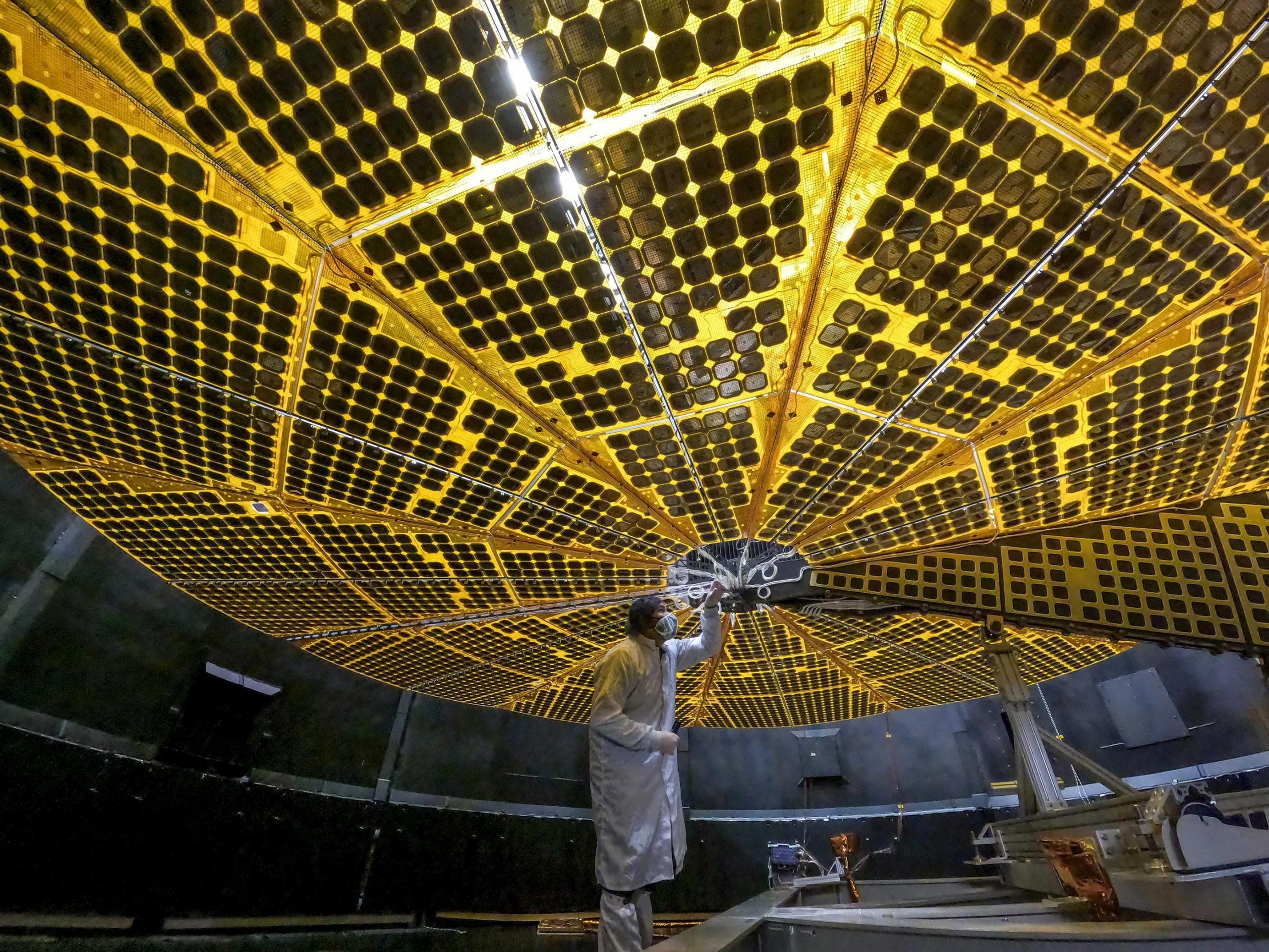 ยานอวกาศ Lucy ของ NASA สามารถติตตั้งแผงโซลาร์เซลล์ได้สำเร็จ