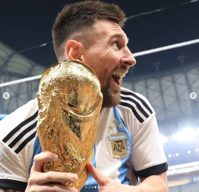 “ลิโอเนล เมสซี่” ทุบสถิติโลกยอดไลค์สูงสุดบน “IG” จากภาพถือถ้วยแชมป์ฟุตบอลโลก (มีคลิป)