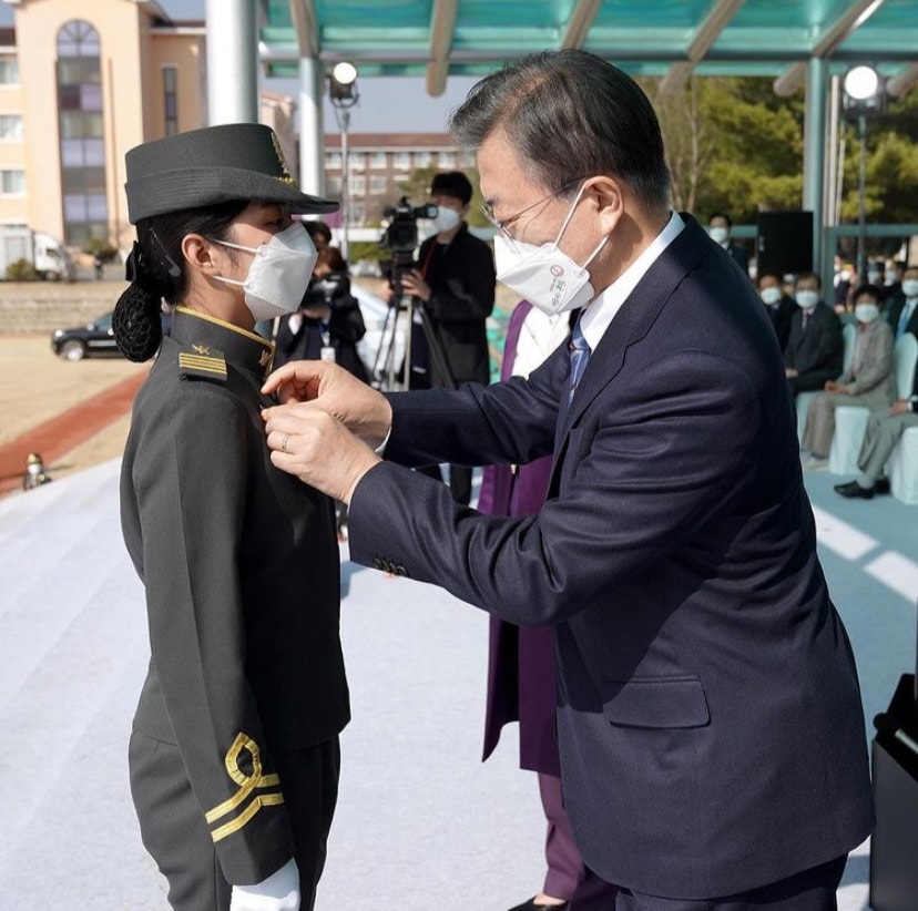 ยกนิ้ว!นร.ไทยคนแรกจบพยาบาลทหารเกาหลี-ปธน.ให้เกียรติติดยศลงรูป IG ส่วนตัว