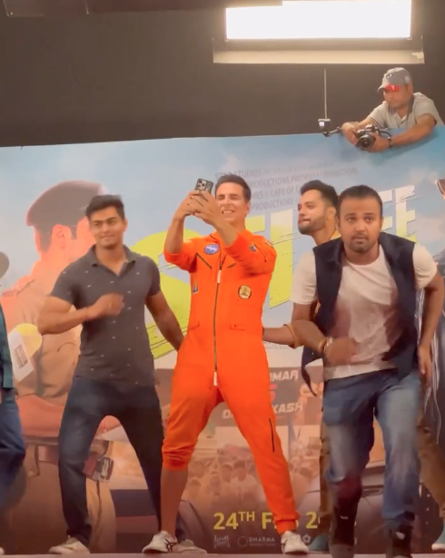 ทุบสถิติโลก!! 'อักษัย กุมาร' พระเอกอินเดีย พาแฟนคลับถ่ายเซลฟี่ได้มากสุดใน3นาที