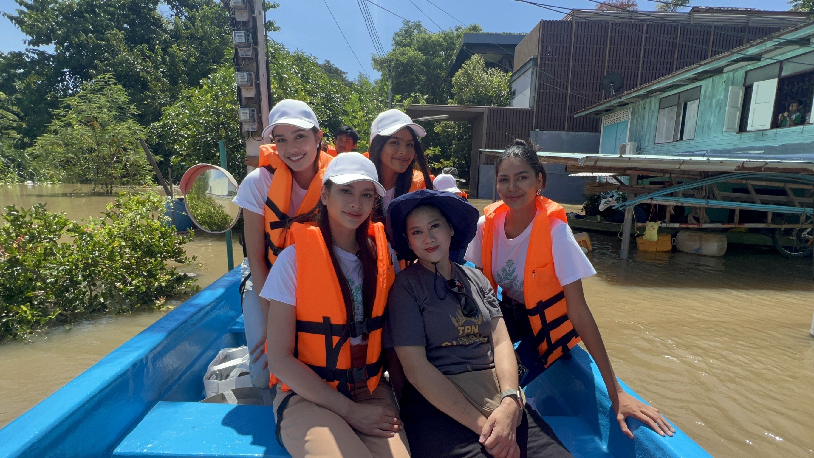 “แอนนาเสือ-แม่ปุ้ย” นำทีมนางงาม TPNG ลงเรือเยี่ยมให้กำลังใจ พร้อมแจกถุงยังชีพช่วยผู้ประสบภัยน้ำท่วม “แอนนาเสือ-แม่ปุ้ย” นำทีมนางงาม TPNG ลงเรือเยี่ยมให้กำลังใจ พร้อมแจกถุงยังชีพช่วยผู้ประสบภัยน้ำท่วม