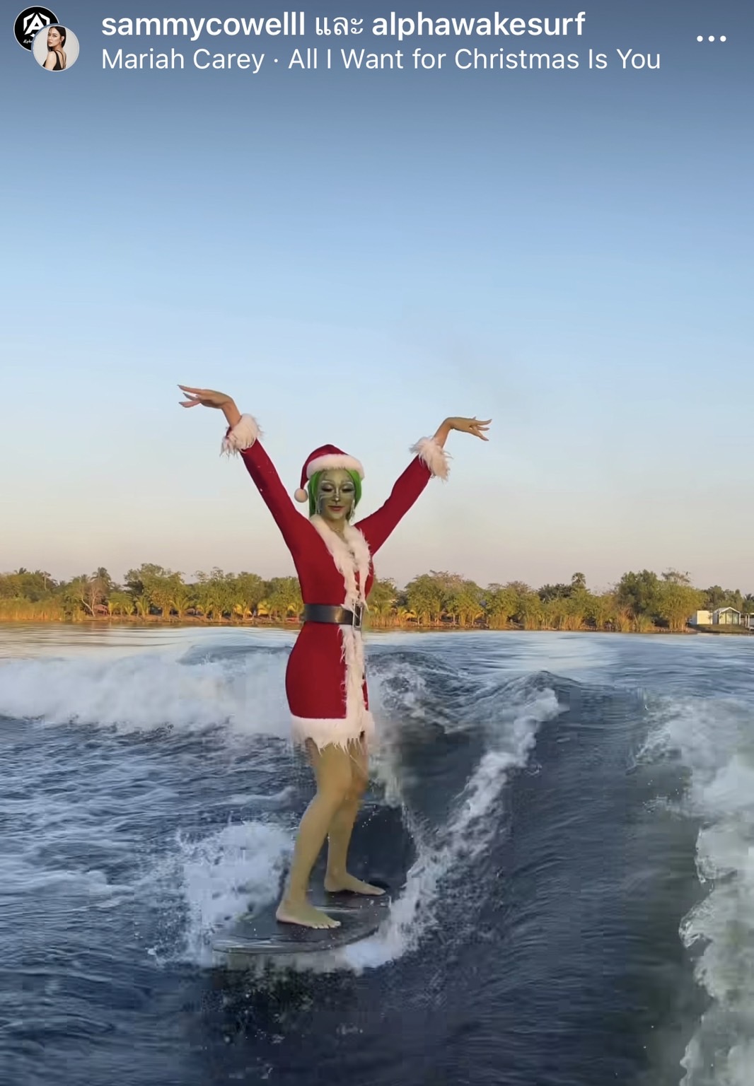 แซมมี่ - เกรซ จัดชุดซานตี้พร้อมโชว์ลีลาเด็ดบนเซิร์ฟบอร์ด 