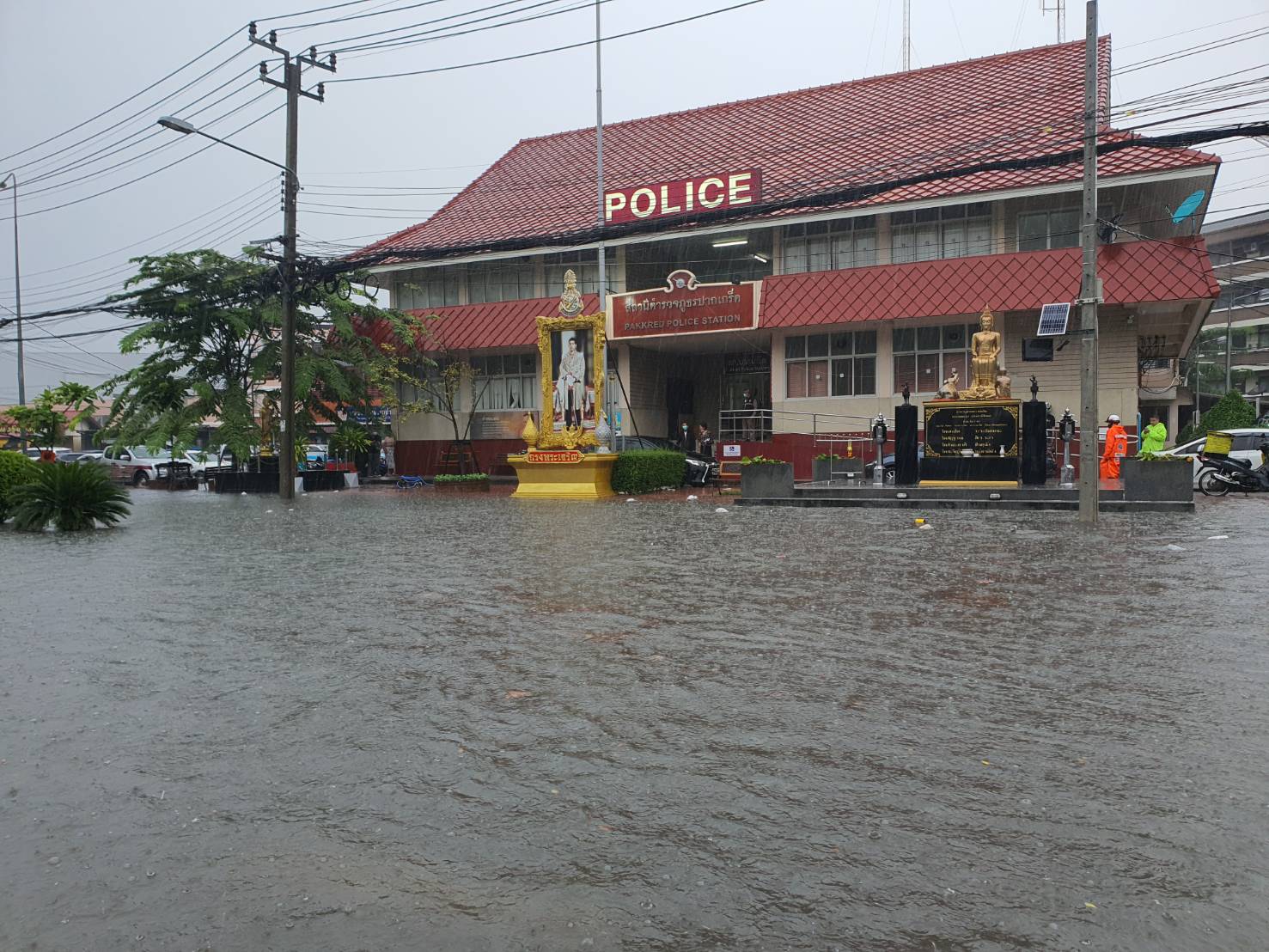 ด่วน! ฝนถล่ม-น้ำท่วม สภ.ปากเกร็ด รถจมเสียหายคัน น้ำสูงเกือบเมตร