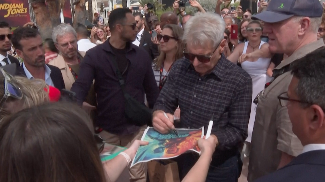 แฟนๆ รุมล้อม!! 'แฮร์ริสัน ฟอร์ด' วัย 80 ปี พา Indiana Jones ภาคจบ เปิดตัวที่คานส์