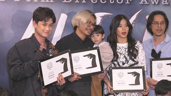 “ก็อต จิรายุ-เบลล่า” คว้ารางวัลนำชาย-หญิง สมาคมผู้กำกับภาพยนตร์ไทย ครั้งที่ 11 (มีคลิป) “ก็อต จิรายุ-เบลล่า” คว้ารางวัลนำชาย-หญิง สมาคมผู้กำกับภาพยนตร์ไทย ครั้งที่ 11 (มีคลิป)