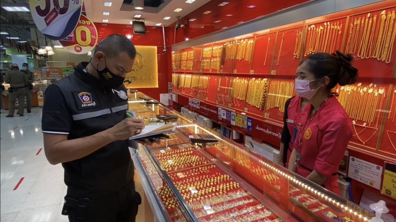 ด่วน! ระทึกกลางห้าง 2 คนร้ายบุกชิงทรัพย์ร้านทอง-กวาดกว่า 6 ล้านหนี ด่วน! ระทึกกลางห้าง 2 คนร้ายบุกชิงทรัพย์ร้านทอง-กวาดกว่า 6 ล้านหนี