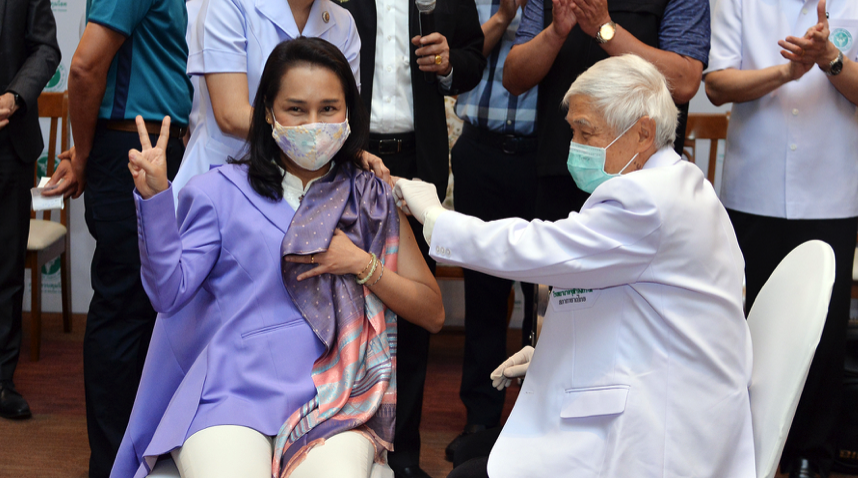 นาทีประวัติศาสตร์! นพ.ยงฉีดวัคซีนโควิด 19 เข็มแรกให้ ‘อนุทิน’ นาทีประวัติศาสตร์! นพ.ยงฉีดวัคซีนโควิด 19 เข็มแรกให้ ‘อนุทิน’