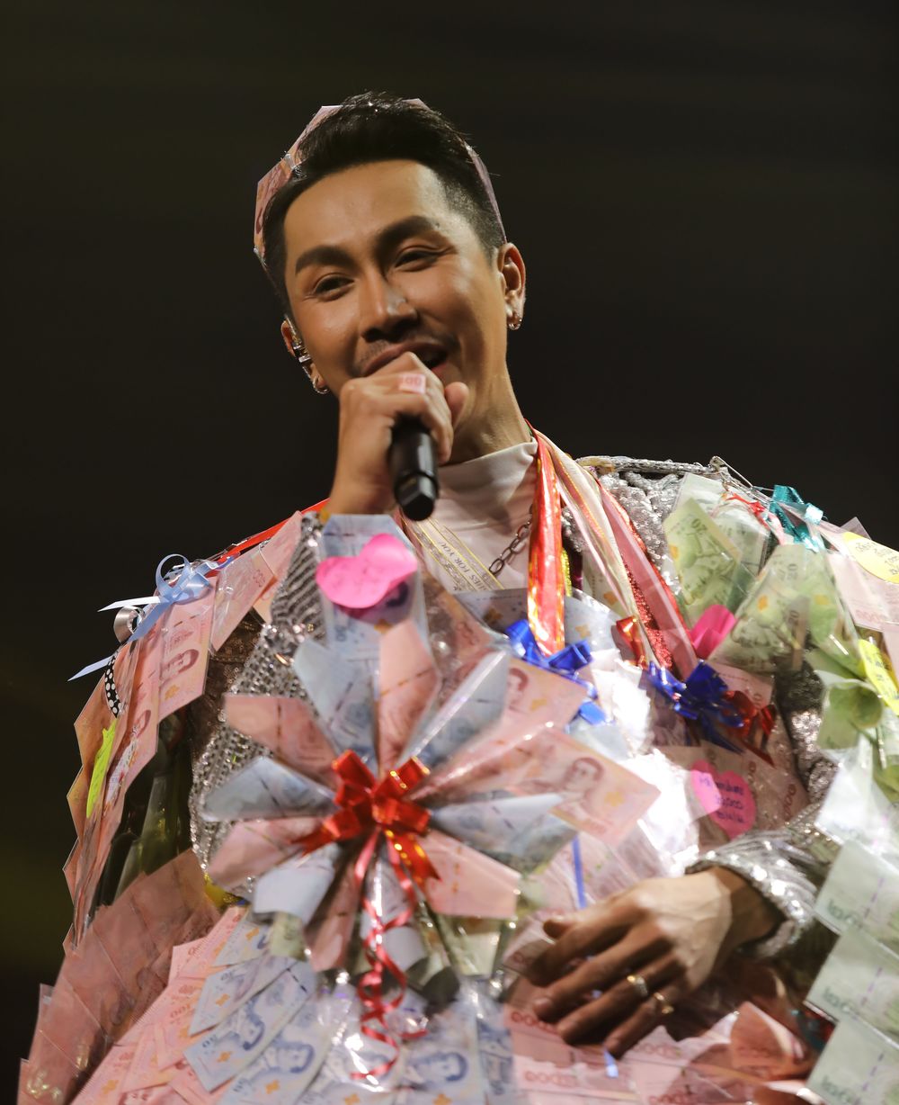 ตรี ชัยณรงค์ อึ้ง!! แฟนคลับมอบของขวัญแบบใหม่แบบปึก!! ตรี ชัยณรงค์ อึ้ง!! แฟนคลับมอบของขวัญแบบใหม่แบบปึก!!