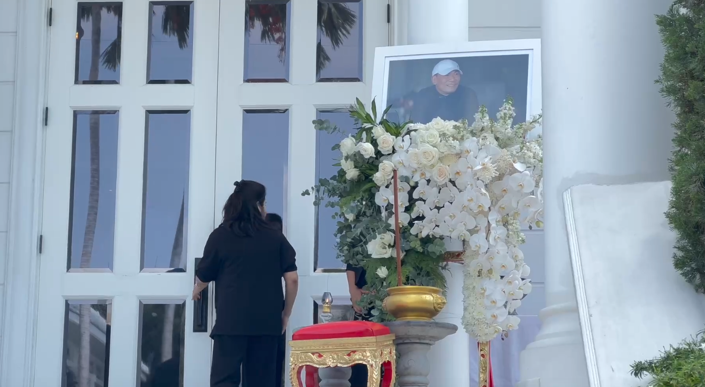 นักการเมือง-ชาวปากน้ำร่วมพิธีรดน้ำศพ ‘เอ๋ ชนม์สวัสดิ์’ 