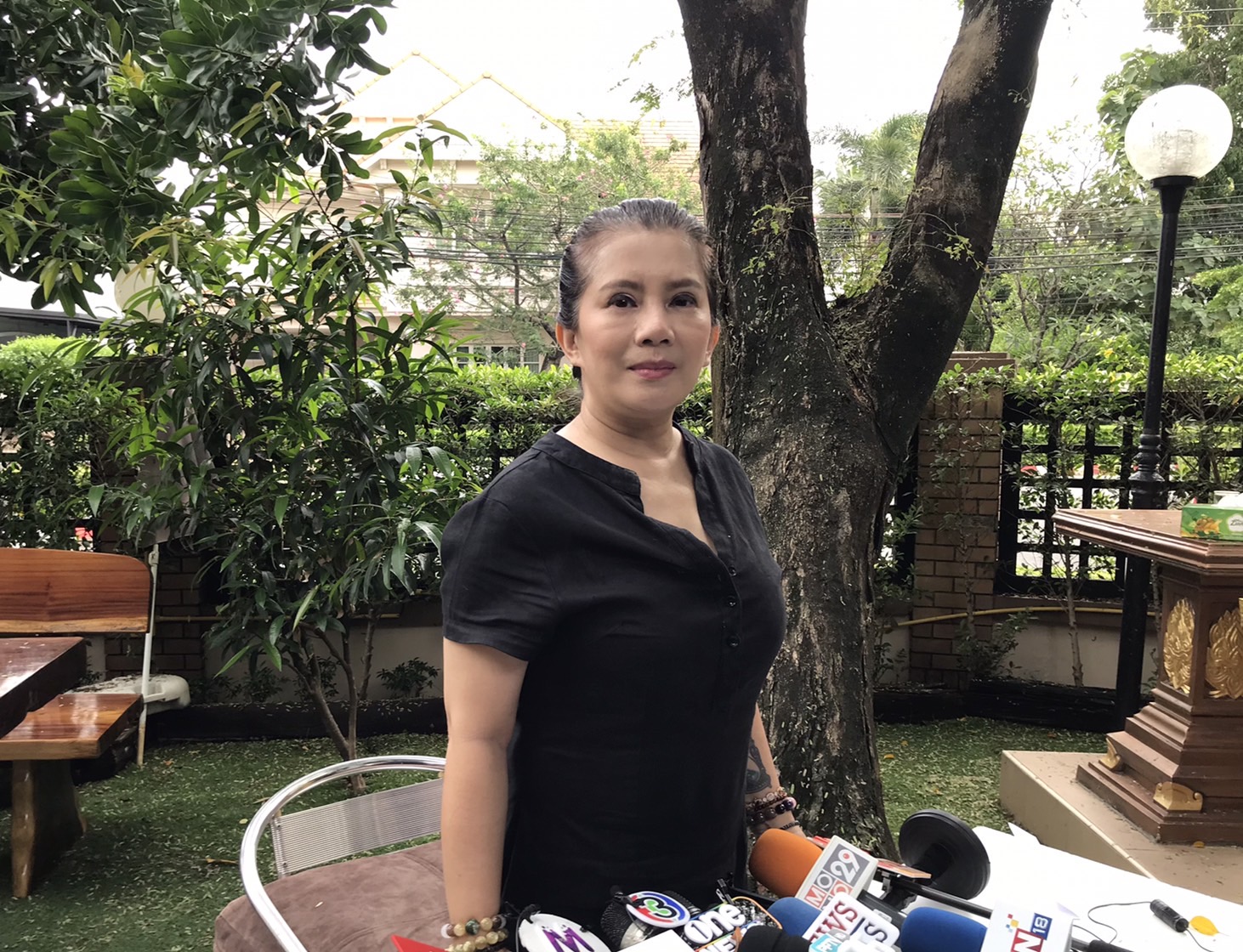 กานต์ วิภากร หลั่งน้ำตา ยกมือไหว้ขอโทษลูก เสก ช่วยเป็นกาวใจ แต่ยังไร้ผล