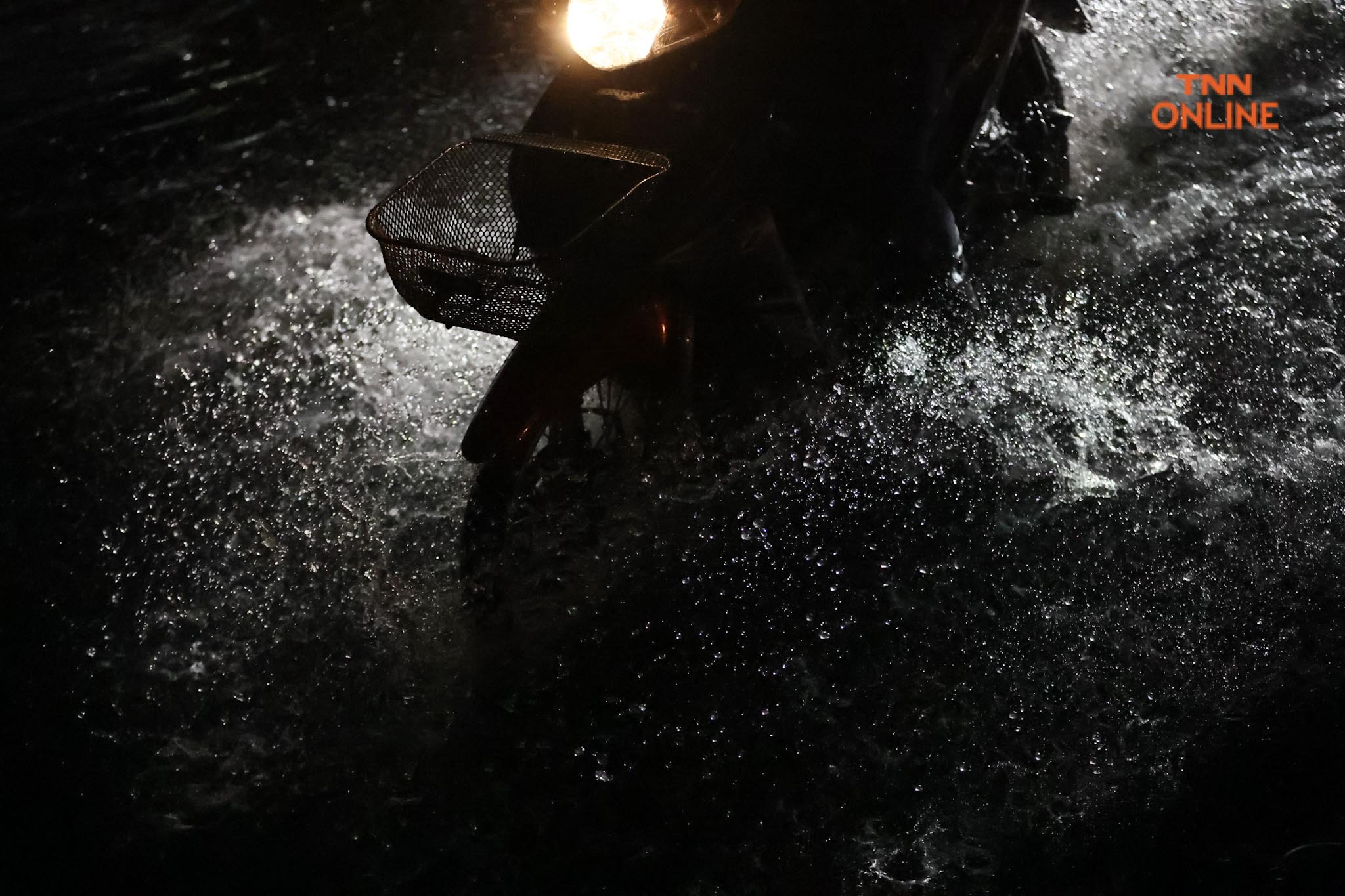 ฝนถล่มกรุง น้ำท่วมขัง บีทีเอส หมอชิต การสัญจรลำบาก ฝนถล่มกรุง น้ำท่วมขัง บีทีเอส หมอชิต การสัญจรลำบาก