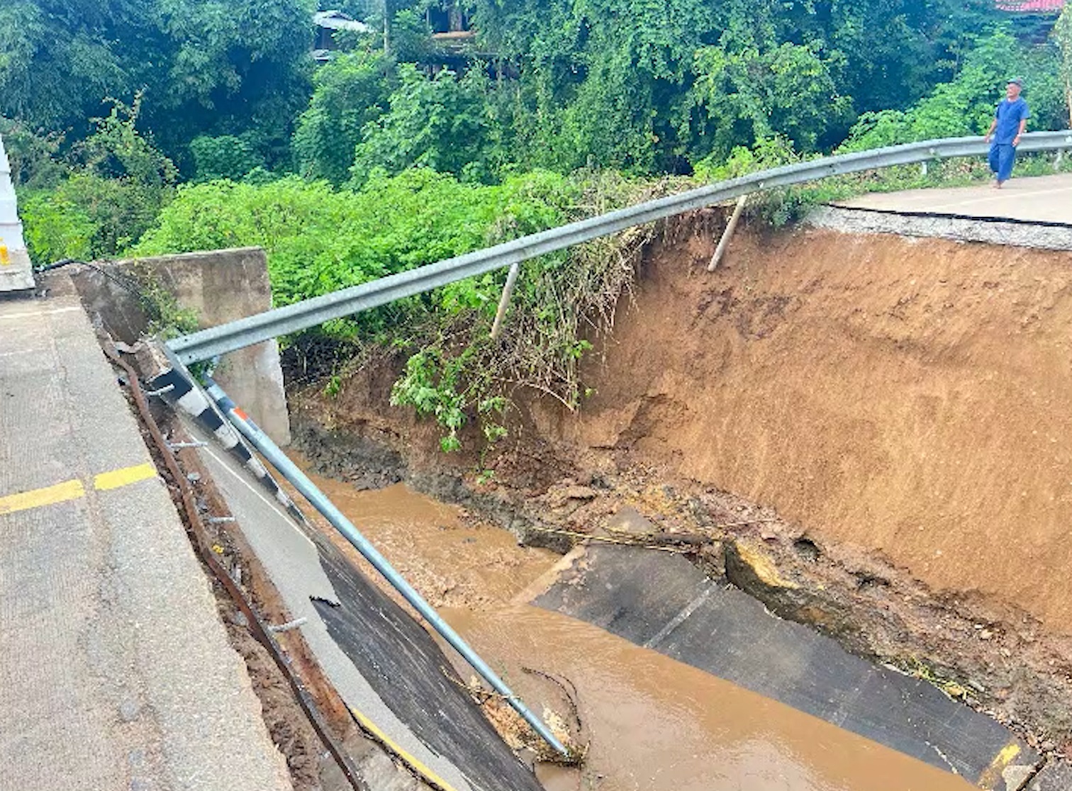 ฝนถล่มสบเมย! น้ำกัดเซาะ สะพานบ้านแม่ทะลุ ไม่สามารถสัญจรผ่านได้ ฝนถล่มสบเมย! น้ำกัดเซาะ สะพานบ้านแม่ทะลุ ไม่สามารถสัญจรผ่านได้