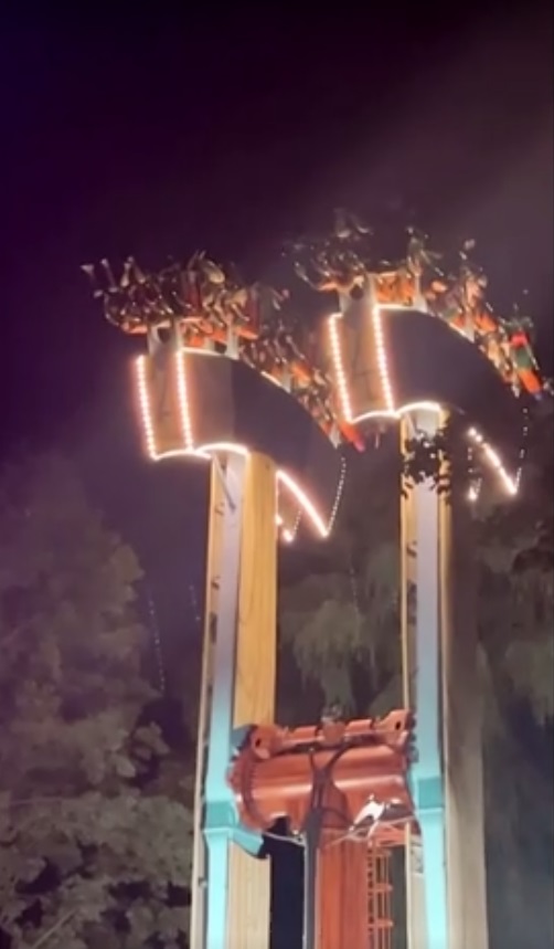 ภาพนาทีชีวิต! เครื่องเล่นในสวนสนุกค้างกลางอากาศ คนเล่นต้องอยู่ในสภาพห้อยหัว ภาพนาทีชีวิต! เครื่องเล่นในสวนสนุกค้างกลางอากาศ คนเล่นต้องอยู่ในสภาพห้อยหัว