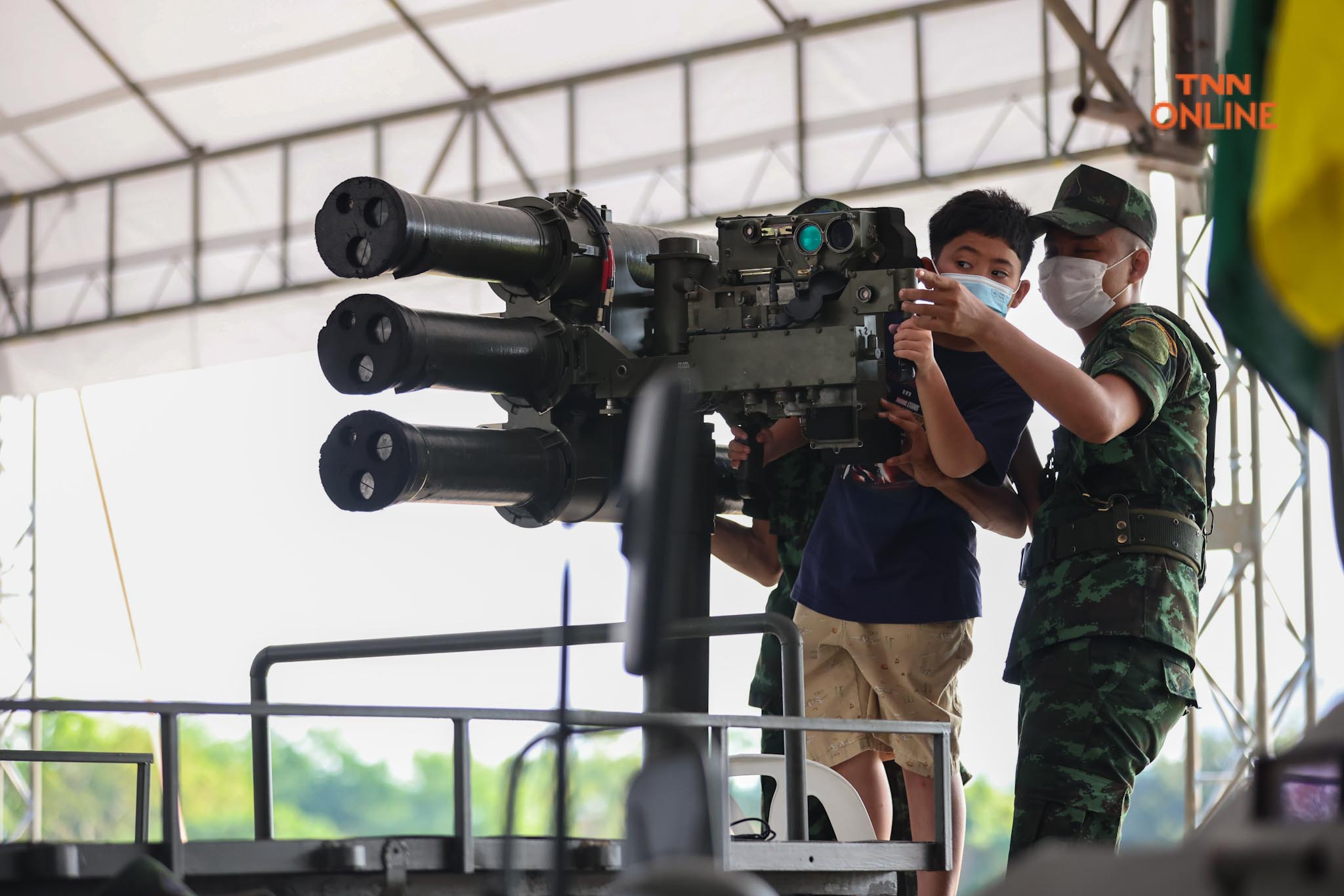 กองทัพบกจัดเต็ม เด็กๆสวมชุดทหารร่วมชมรถถังอย่างใกล้ชิด