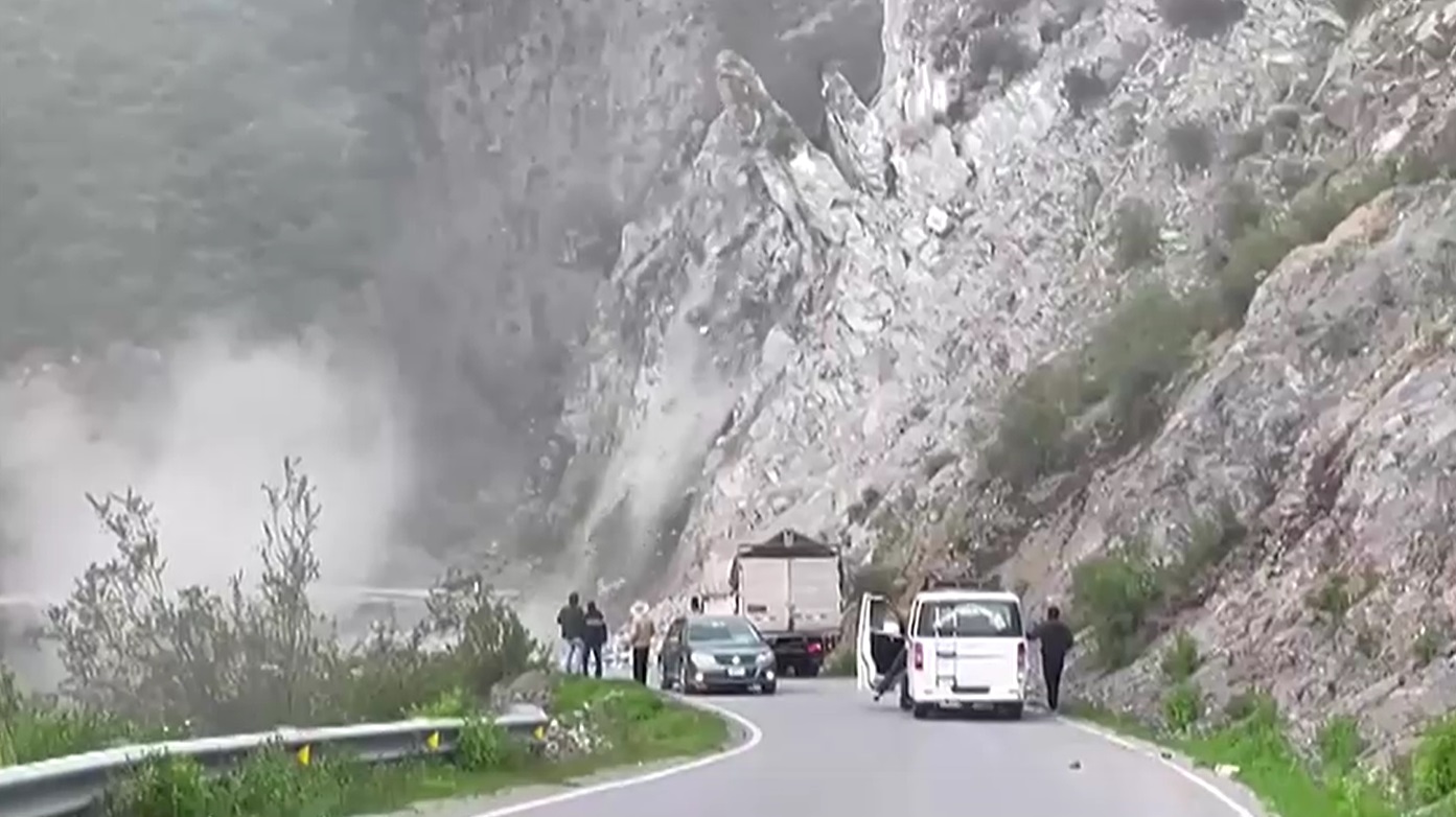 เปิดภาพนาที ดินและหินถล่ม ทับทางหลวงในเปรู รถตกค้างเพียบ!