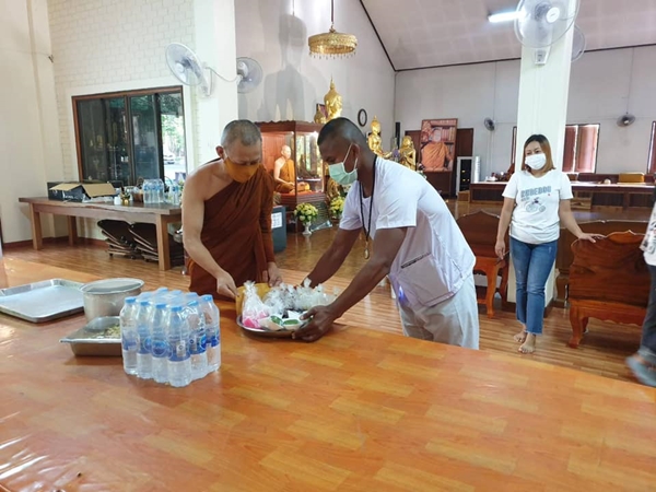 บัวขาว ปฏิบัติธรรมในวันเกิด