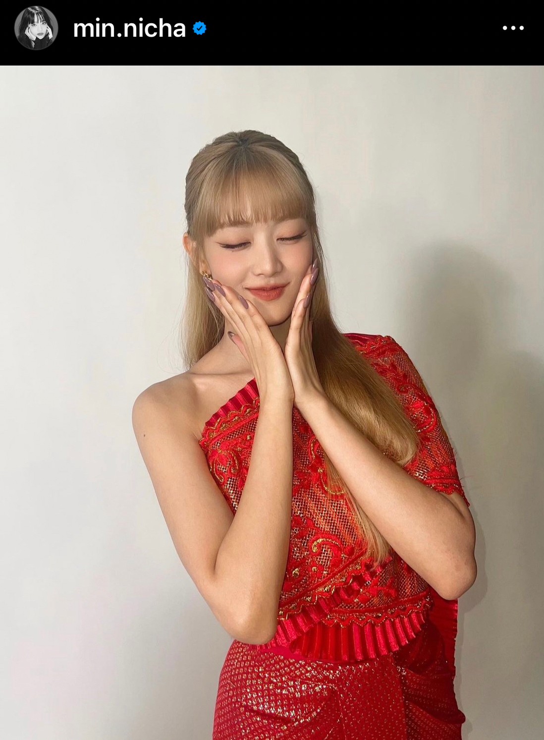  “มินนี่ (G)I-DLE” สวยละมุนในชุดไทยสีแดง ทำแฟนๆ แห่คอมเมนต์กันรัวๆ