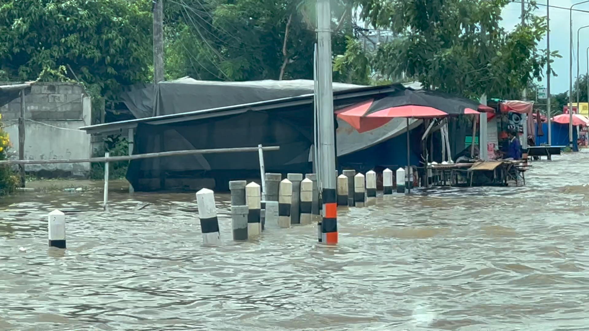 ขอนแก่นอ่วม! น้ำท่วมถนนสายเส้น หนักสุด อ.หนองสองห้อง ขอนแก่นอ่วม! น้ำท่วมถนนสายเส้น หนักสุด อ.หนองสองห้อง