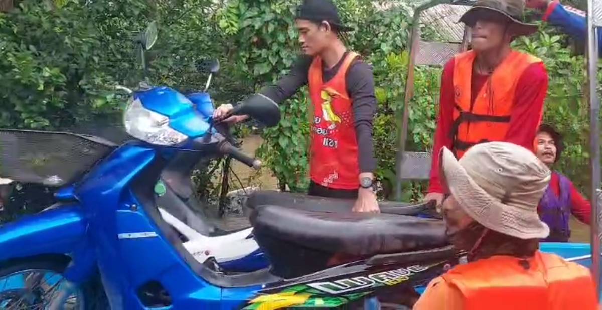 โคราชอ่วม! ลำน้ำมาศทะลักท่วม สูงกว่า 2 เมตร ชาวบ้านติดเกาะ-เร่งช่วยเหลือด่วน