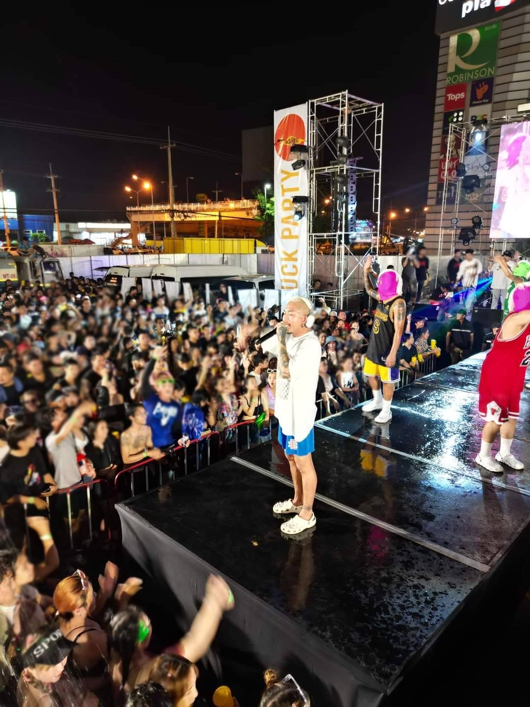 แจ๊ส ชวนชื่น ถูกปาน้ำแข็งใส่ขณะเล่นคอนเสิร์ต ด้าน แจง โพสต์เดือด คนไม่มีจิตสำนึกควรนอนอยู่บ้าน แจ๊ส ชวนชื่น ถูกปาน้ำแข็งใส่ขณะเล่นคอนเสิร์ต ด้าน แจง โพสต์เดือด คนไม่มีจิตสำนึกควรนอนอยู่บ้าน