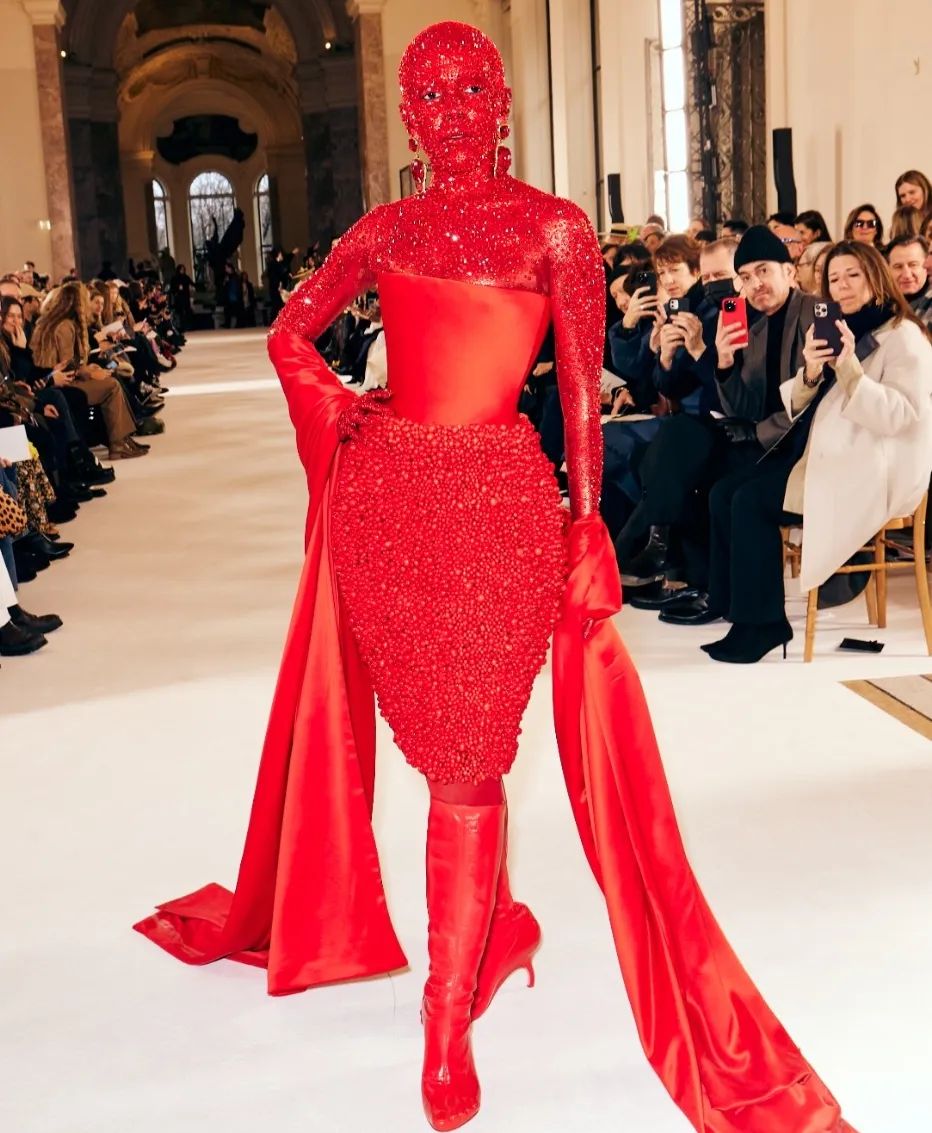 ตัวตึงที่ปารีส!! ‘โดจา แคท’ ชวนตื่นตารายวันกับลุคนั่งชมแฟชั่นโชว์