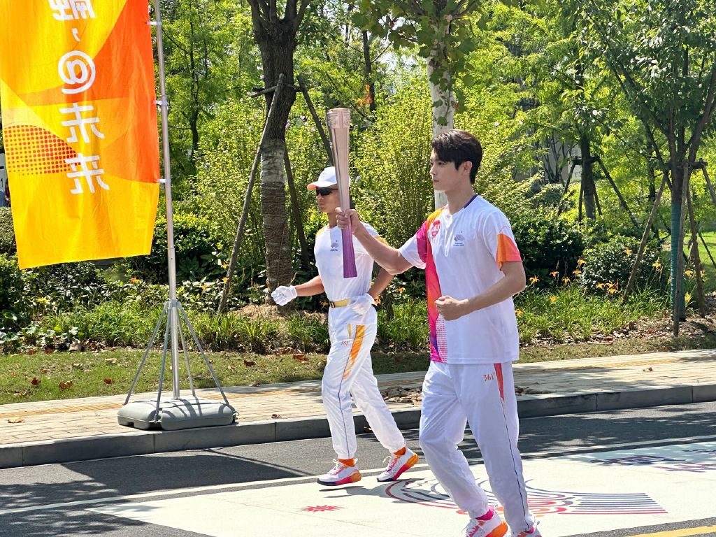 “สวี่ข่าย” วิ่งคบเพลิง Asian Games ครั้งที่ 19 (มีคลิป) “สวี่ข่าย” วิ่งคบเพลิง Asian Games ครั้งที่ 19 (มีคลิป)