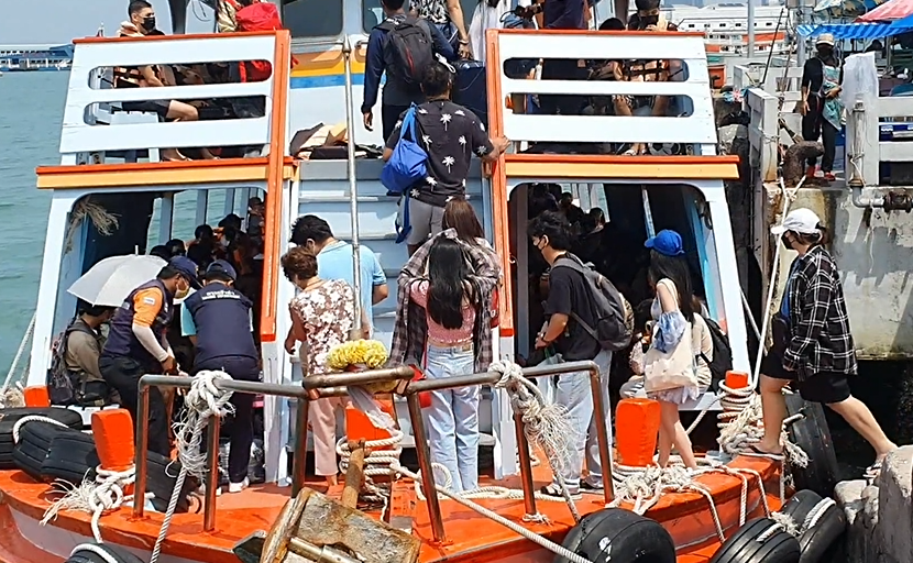 ออกพรรษา พัทยาคึกคัก! นทท.แห่นั่งเรือไปเที่ยวเกาะล้าน