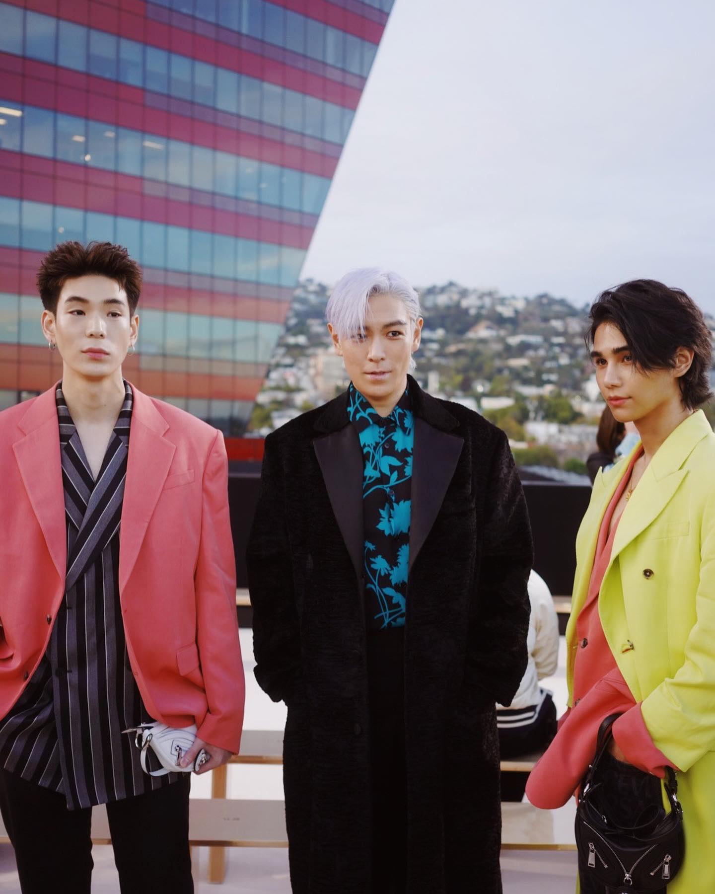 เจเจ - เจฟ ซาเตอร์ ร่วมงานแฟชั่นโชว์ Versace กระทบไหล่เซเลบดัง Anne Hathaway - Paris Hilton